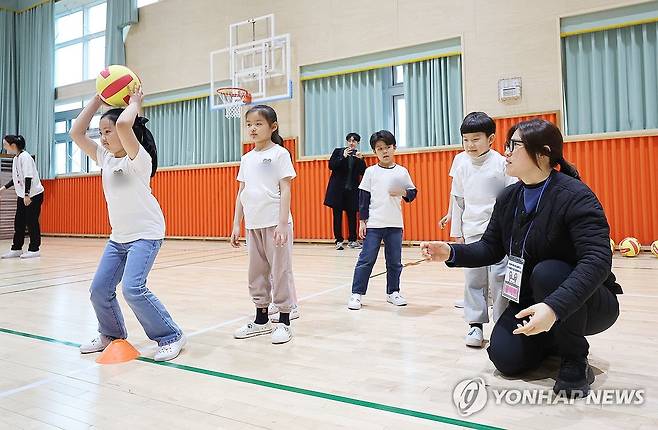 늘봄학교 배구 수업 함께하는 장미란 제2차관 (용인=연합뉴스) 홍기원 기자 = 25일 오후 경기도 용인시 기흥구 마성초등학교에서 장미란 문화체육관광부 제2차관이 늘봄학교 일일 강사를 하고 있다. 2024.3.25 xanadu@yna.co.kr