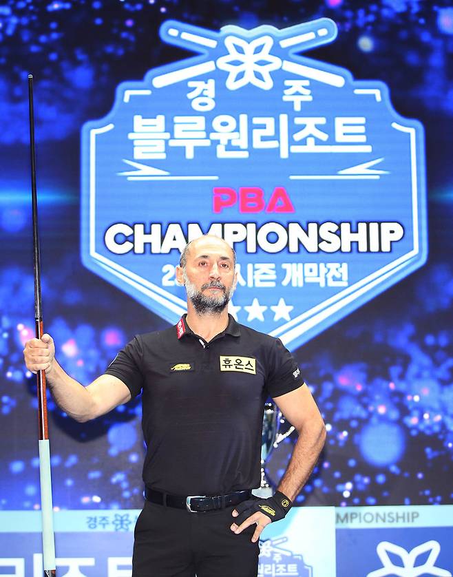 23-24시즌 개막전에서 우승한 뒤 포즈를 취하는 휴온스 세미 사이그너, PBA