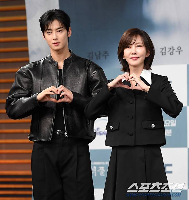 MBC 새 드라마 '원더풀 월드' 제작발표회가 29일 서울 마포구 상암동 MBC 골든마우스홀에서 열렸다. 배우 차은우, 김남주가 포토타임을 갖고 있다. 상암동=박재만 기자 pjm@sportschosun.com/2024.02.29/