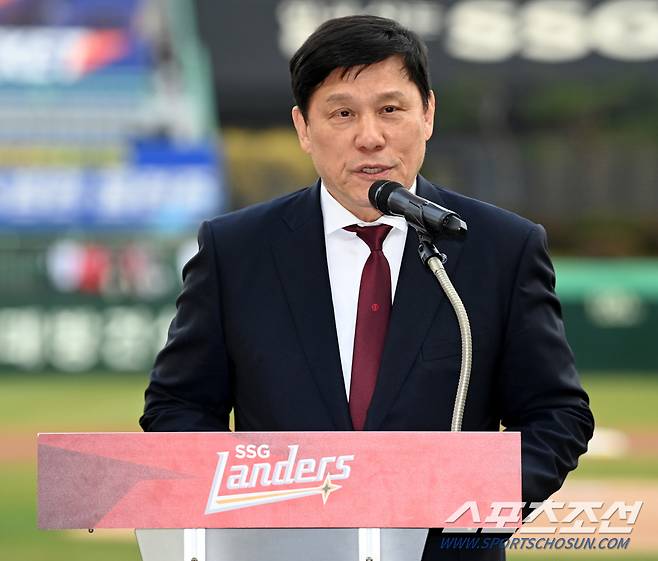 26일 인천SSG랜더스필드에서 열린 한화와 SSG의 경기, 경기 전 2024 KBO 올스타전 개최지 발표 행사가 진행됐다. 허구연 총재가 올스타전 개최지를 발표하고 있다. 인천=허상욱 기자wook@sportschosun.com/2024.03.26/