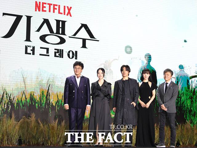 배우 김인권 이정현 구교환 전소니 권해효(왼쪽부터)가 26일 오전 서울 용산구 서울드래곤시티에서 열린 넷플릭스 새 오리지널 시리즈 '기생수: 더그레이' 제작발표회에 참석해 포즈를 취하고 있다. /이새롬 기자