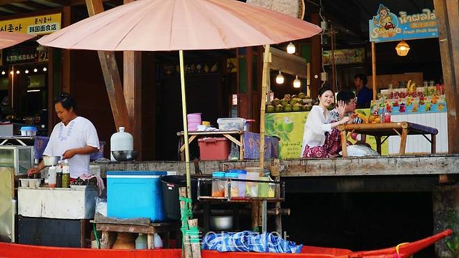 보트누들을 맛볼 수 있는 파타야 수상마켓 (사진. 김관수)