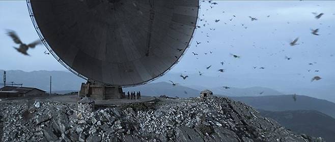 드라마 ‘삼체’에서 영상화된 중국 ‘홍안기지’ 모습. 1960~1970년대 중국 현실에 절망한 과학자 예원제는 이곳에서 외계를 향해 메시지를 보낸다. 새 질서를 위해 외계 종족을 지구로 불러들인다. /넷플릭스