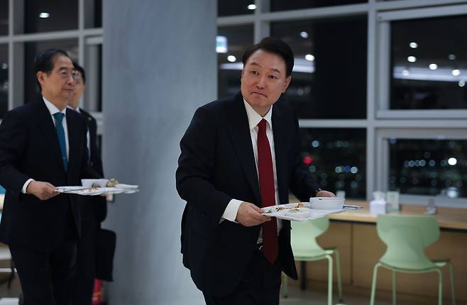 윤석열 대통령이 지난 6일 정부세종청사 중앙동 구내식당에서 열린 교육부‧복지부 공무원 격려 만찬에서 한덕수 국무총리와 함께 식판을 들고 자리로 향하고 있다. /대통령실 제공