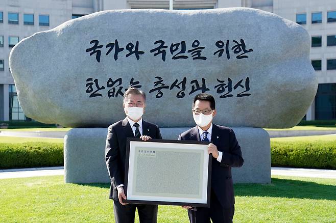 문재인 전 대통령이 지난 2021년 6월 4일 오후 국가정보원에서 새로운 원훈석 제막식을 마친 후 박지원 국가정보원장에게 개정된 국정원법을 새긴 동판을 증정받고 있다. /사진=청와대