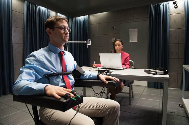 영화 ‘스노든(Snowden∙2017)’의 한 장면.