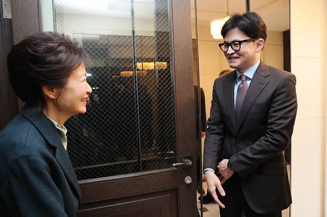 한동훈 국민의힘 비상대책위원장이 26일 오전 대구 달성군 박근혜 전 대통령 사저에서 박 전 대통령을 예방하고 있다. /국민의힘