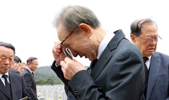 이명박 전 대통령이 25일 대전시 유성구 국립대전현충원 고 한주호 준위의 묘소를 참배한 뒤 눈시울을 적시고 있다. ⓒ뉴시스