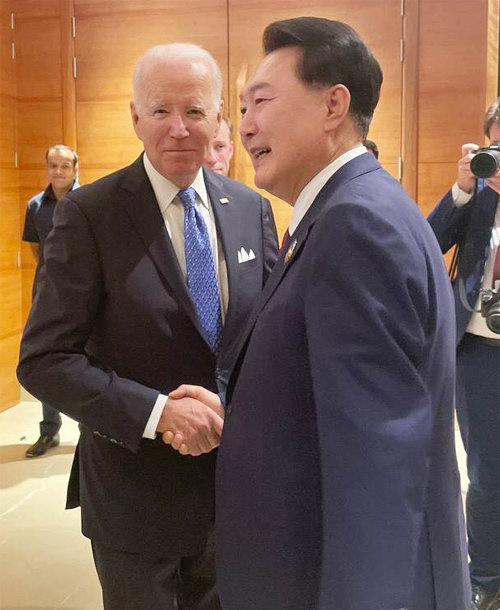 윤석열 대통령(오른쪽)과 조 바이든 미국 대통령이 2023년 9월 인도 뉴델리에서 열린 주요 20개국(G20) 정상회의 때 대기실에서 만나 악수하고 있다. 대통령실 제공