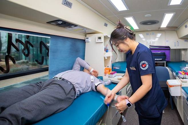 지난 25일 서울 서초구 우면동 호반파크에서 한 직원이 헌혈 캠페인에 참여하고 있다. 호반그룹 제공