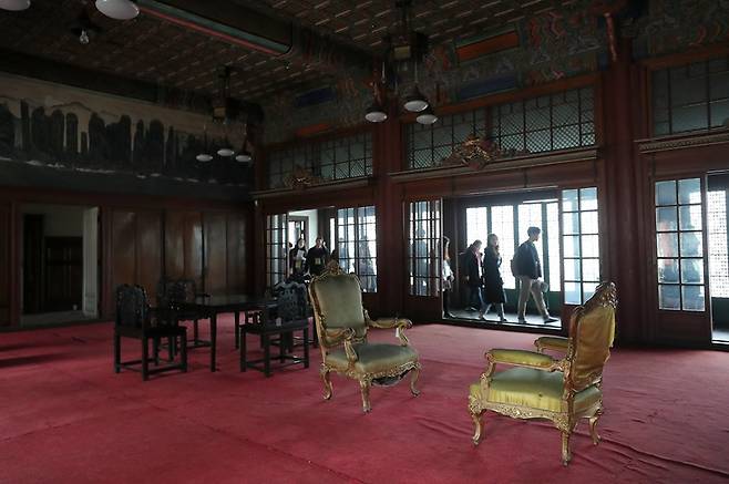 서울 창덕궁을 찾은 관람객들이 희정당(熙政堂) 내부를 둘러보고 있는 모습. (ⓒ뉴스1, 무단 전재-재배포 금지)