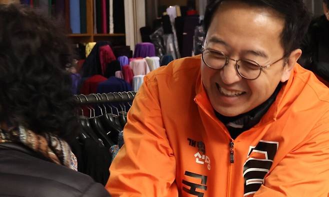 금태섭 개혁신당 후보가 25일 오후 서울 종로구에서 시민을 만나 인사를 나누고 있다. 금태섭 후보 제공