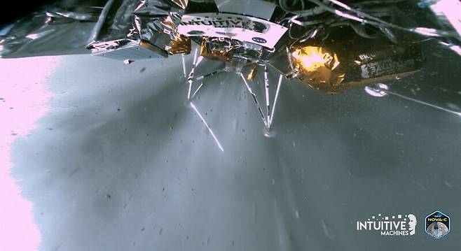 2월22일 미국의 민간 달 착륙선 오디세우스가 달 표면에 착지하는 순간. 인튜이티브 머신스 제공
