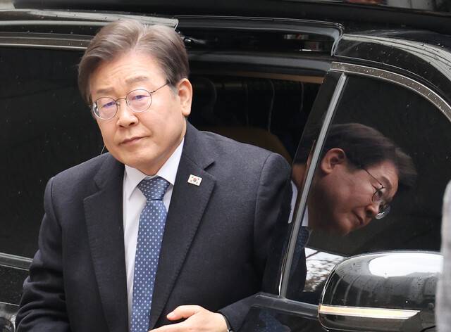 이재명 더불어민주당 대표가 26일 서초구 서울중앙지법에서 열린 ‘대장동 배임·성남FC 뇌물\' 관련 1심 속행 공판에 출석하고 있다. 연합뉴스