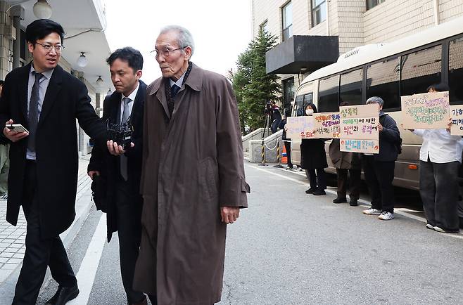 배우 오영수가 2024년 3월15일 경기도 성남시 수원지방법원 성남지원에서 열린 1심 선고공판에 출석하고 있다. 한국여성민우회는 오씨에 대한 공판이 끝난 뒤 기자회견을 열고 연극계 성폭력의 구조적 문제를 비판했다. 연합뉴스