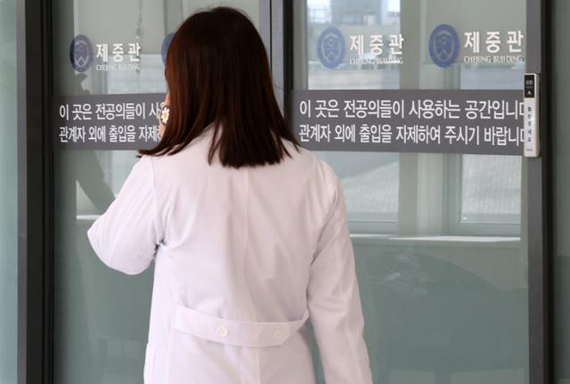 정부의 의대 증원에 반발한 전공의들이 18일째 진료 현장을 떠나면서 의료 공백 사태가 커지고 있는 8일 서울 시내의 한 대학병원 전공의 전용공간 앞으로 의료진이 이동하고 있다. 뉴스1
