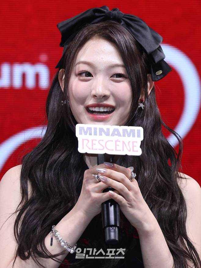 걸그룹 리센느(RESCENE) 미나미가 26일 오후 서울 광진구 예스24라이브홀에서 열린 싱글 1집 'Re:Scene'(리 씬) 발매 기념 쇼케이스에 참석해 인사말을 하고 있다. 타이틀곡 'UhUh'(어어) MV 티저에서 리센느는 중독적인 사운드와 함께 세련되면서도 우아한 룩을 매치, K팝 팬들에게 신선한 아우라를 안겨주고 있다. 서병수 기자 qudtn@edaily.co.kr /2024.03.26/