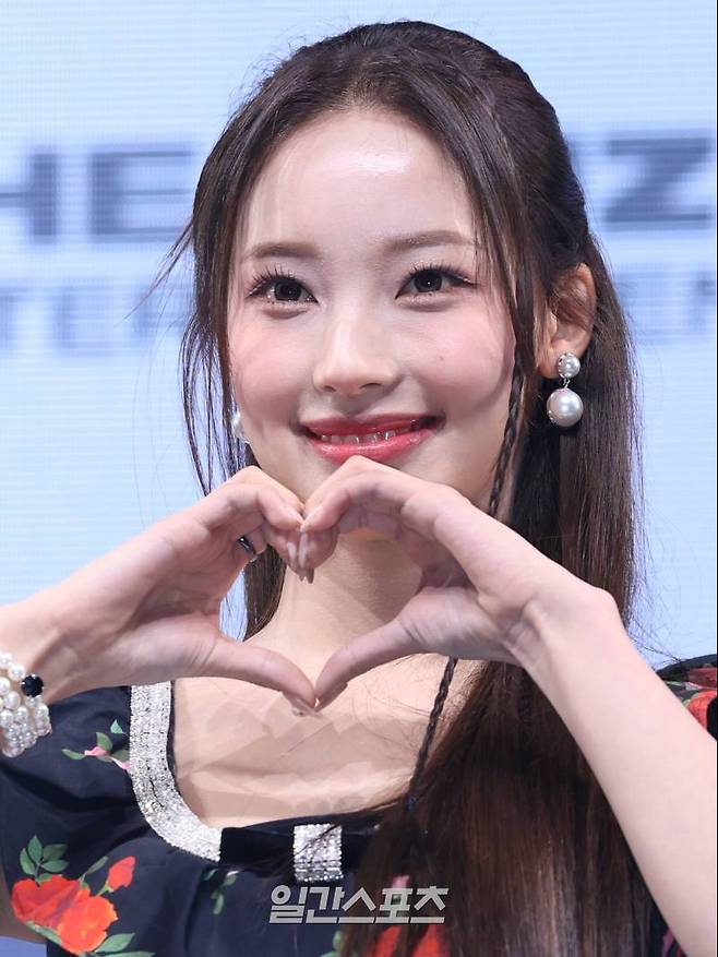 걸그룹 리센느(RESCENE) 원이가 26일 오후 서울 광진구 예스24라이브홀에서 열린 싱글 1집 'Re:Scene'(리 씬) 발매 기념 쇼케이스에 참석해 포즈를 취하고 있다. 타이틀곡 'UhUh'(어어) MV 티저에서 리센느는 중독적인 사운드와 함께 세련되면서도 우아한 룩을 매치, K팝 팬들에게 신선한 아우라를 안겨주고 있다. 서병수 기자 qudtn@edaily.co.kr /2024.03.26/