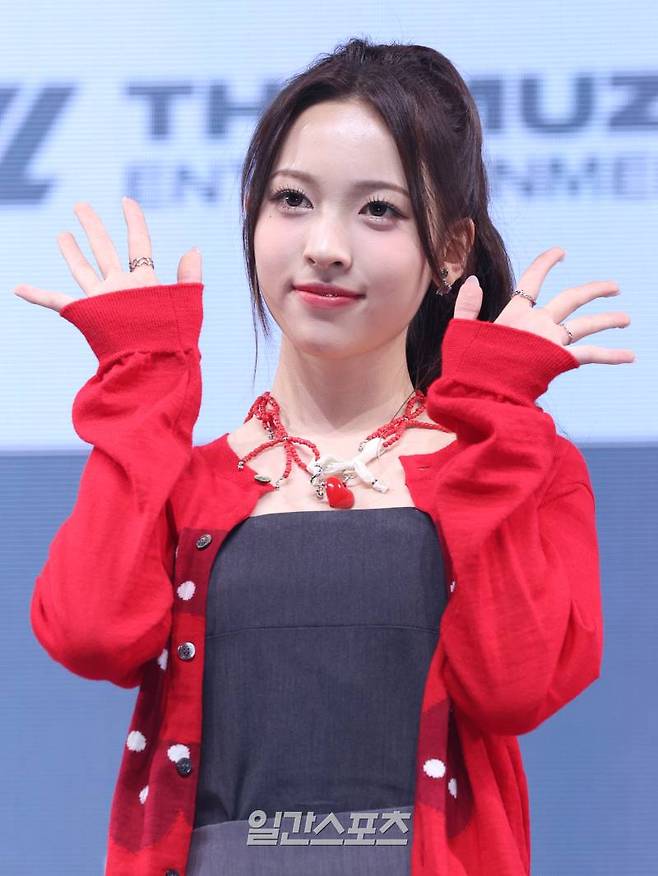 걸그룹 리센느(RESCENE) 메이가 26일 오후 서울 광진구 예스24라이브홀에서 열린 싱글 1집 'Re:Scene'(리 씬) 발매 기념 쇼케이스에 참석해 포즈를 취하고 있다. 타이틀곡 'UhUh'(어어) MV 티저에서 리센느는 중독적인 사운드와 함께 세련되면서도 우아한 룩을 매치, K팝 팬들에게 신선한 아우라를 안겨주고 있다. 서병수 기자 qudtn@edaily.co.kr /2024.03.26/