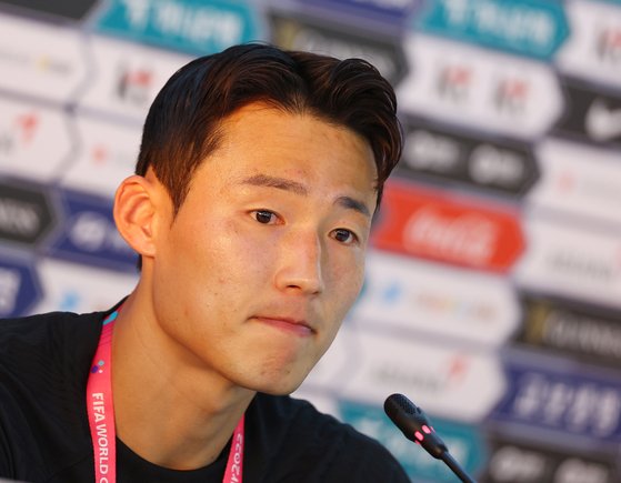 중국에 구금됐던 축구선수 손준호가 약 10개월 만에 풀려나 한국에 도착했다. 사진은 2022년 11월 카타르 월드컵 당시 카타르 도하 알에글라 훈련장에서 인터뷰하는 손준호. 연합뉴스