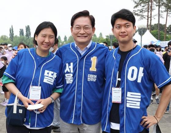 지난 2022년 5월 21일 당시 더불어민주당 서울시장 후보였던 송영길 소나무당 대표가 서울시 마포구 월드컵경기장 평화의 광장에서 열린 2022 서울신문 마라톤 대회에서 아들·딸과 함께 선거운동을 하고 있다. 연합뉴스