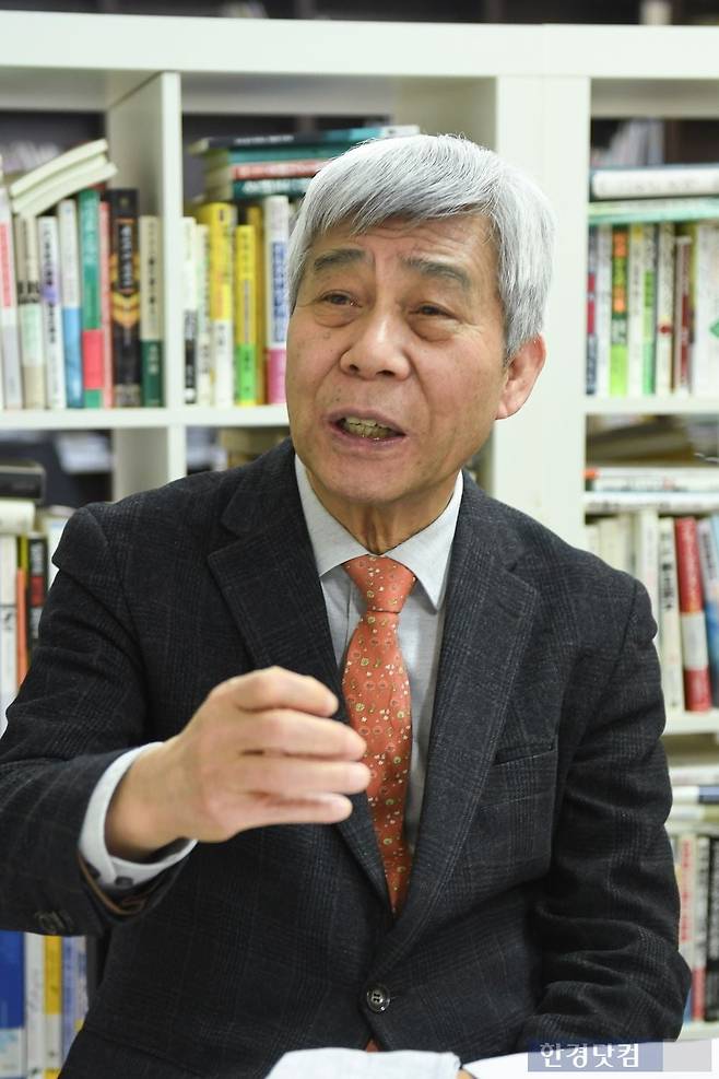 강창희 행복100세자산관리연구회 대표는 최근 <한경닷컴>과 인터뷰를 진행했다. 강 대표는 "퇴직연금 운용은 10년, 20년, 30년 장기로 적립식 투자를 해나가는 과정이라는 점을 이해하는 게 중요하다"면서 "운용회사의 평판과 장기수익률, 수수료율을 종합적으로 고려해서 상품을 골라야 한다"고 말했다. 사진=유채영 기자