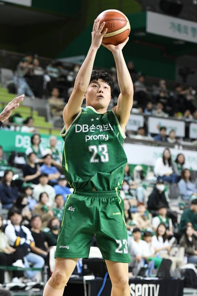 원주 DB 박인웅이 지난 23일 원주종합체육관에서 열린 2023-2024 프로농구(KBL) 정규리그 안양 정관장과의 경기에서 슛을 쏘고 있다. KBL 제공