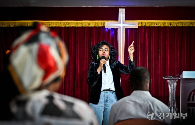 파주시 법원읍의 한 교회에서 찬송가를 부르며 예배드리는 아프리카계외국인 교인들. 윤원규기자