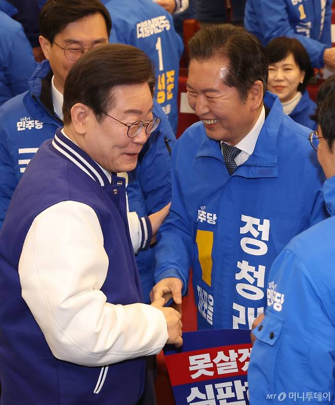(서울=뉴스1) 송원영 기자 = 이재명 더불어민주당 대표가 20일 서울 여의도 국회 도서관에서 열린 '서울특별시당 선거대책위원회 출범식'에서 정청래 마포을 후보와 인사를 나누고 있다. 2024.3.20/뉴스1 Copyright (C) 뉴스1. All rights reserved. 무단 전재 및 재배포, AI학습 이용 금지. /사진=(서울=뉴스1) 송원영 기자