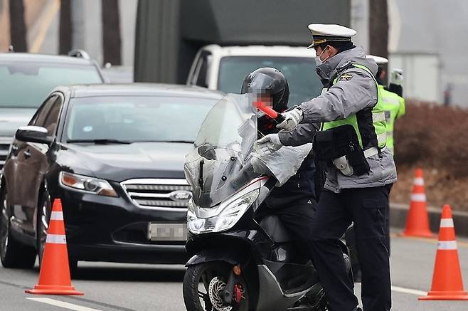 지난달 6일 오후 서울 강남구 양재대로에서 경찰이 자동차전용도로를 통행한 이륜차를 단속하고 있다. 연합뉴스