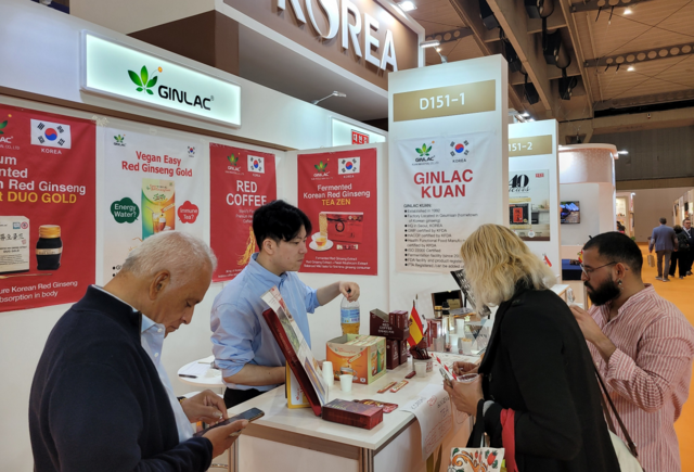 바르셀로나 식품박람회 한국관에서 현장 상담이 진행되고 있다. aT