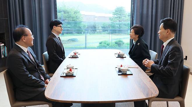 왼쪽부터 윤재옥 원내대표, 한동훈 위원장, 박근혜 전 대통령, 유영하 변호사
