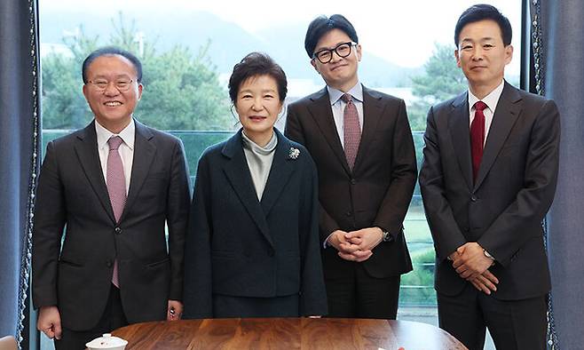 국민의힘 한동훈 비상대책위원장이 26일 대구 박근혜 전 대통령 사저에서 박 전 대통령과 기념 촬영을 하고 있다. 왼쪽부터 윤재옥 원내대표, 박 전 대통령, 한 위원장, 유영하 변호사. 국민의힘 제공