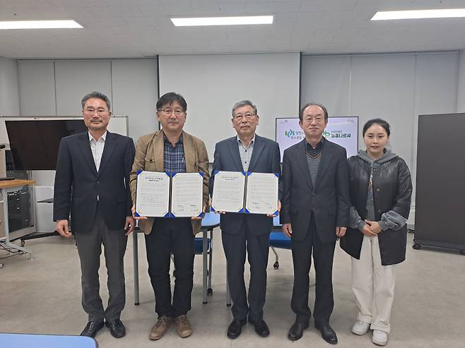 당진시와 늘픔나르샤가 탄소중립을 위한 협약 후 기념촬영을 하고 있다. ⓒ탄소중립지원센터 제공