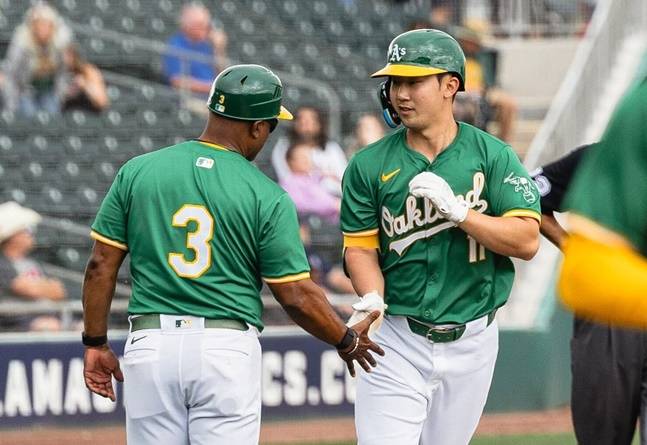 박효준(오른쪽)이 지난달 27일(한국시간) 오클랜드의 스프링캠프 홈구장인 미국 애리조나주 메사의 호호캄 스타디움에서 열린 2024 메이저리그 시범경기 애리조나 다이아몬드백스와 경기에서 6회 말 3점 홈런을 터트린 후 3루 코치와 하이파이브를 하고 있다. /사진=오클랜드 애슬레틱스 공식 SNS