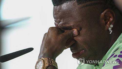 3월 A매치 기간을 보내는 중인 브라질 축구대표팀은 오는 27일 스페인과 친선 A매치를 치를 예정이다. 경기를 앞두고 사전 기자회견에 참석한 브라질과 레알 마드리드 공격수 비니시우스 주니오르는 인종차별에 대한 질문을 받자 눈물을 흘렸다. 스페인 라리가에서 활약 중인 비니시우스는 매년 경기장 안팎에서 인종차별에 시달리며 인종차별주의자들과 싸움을 이어가고 있다. 연합뉴스