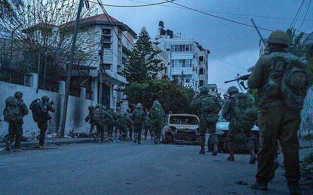 가자지구 최대 의료기관인 알시파 병원에서 작전중인 이스라엘 군인들 (서울=연합뉴스) 가자지구 최대 의료기관인 알시파 병원을 급습한 이스라엘군이 이틀간 50명이 넘는 하마스 무장대원을 사살했다고 19일(현지시간) 밝혔다.
    사진은 알시파 병원에서 작전 중인 이스라엘 군인들. 2024.3.19 [이스라엘군 제공. 재판매 및 DB 금지] photo@yna.co.kr