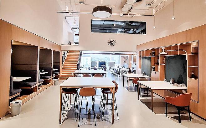 H2O호스피탈리티, 사우디 지사 설립…중동 진출 가속 (서울=연합뉴스) 호스피탈리티 테크 기업 H2O호스피탈리티는 중소벤처기업부와 사우디아라비아 투자부가 협력해 운영하는 국내 중소·벤처기업 지원거점인 '리야드 글로벌비즈니스센터'(리야드 GBC)에 사우디아라비아 지사를 설립했다고 21일 밝혔다. 사진은 H2O호스피탈리티 사우디 지사 사무실 전경. 2023.11.21 [H2O호스피탈리티 제공, 재판매 및 DB 금지] photo@yna.co.kr