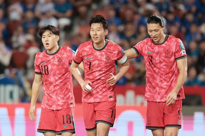 26일 태국 방콕 라자망갈라 스타디움에서 열린 2026 북중미 월드컵 아시아 지역 2차 예선 C조 4차전 한국과 태국의 경기. 두번째 골을 넣은 손흥민이 이강인, 조규성과 기뻐하고 있다.사진=연합뉴스