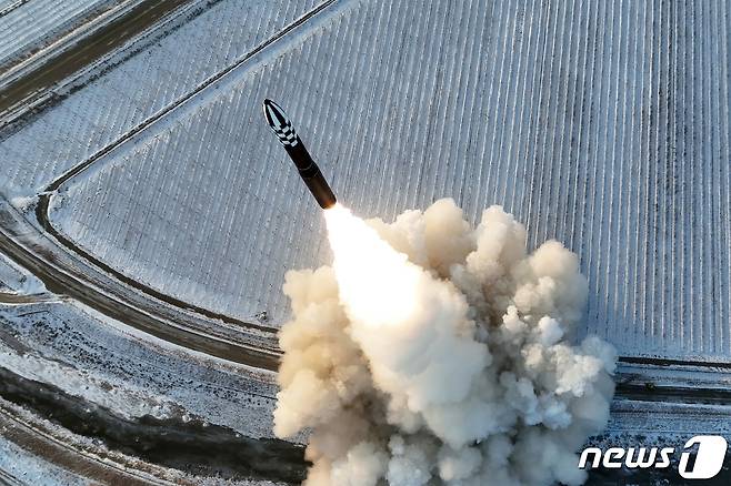 (평양 노동신문=뉴스1) = 북한의 대륙간탄도미사일(ICBM) '화성-18형'. [국내에서만 사용가능. 재배포 금지. DB 금지. For Use Only in the Republic of Korea. Redistribution Prohibited] rodongphoto@news1.kr