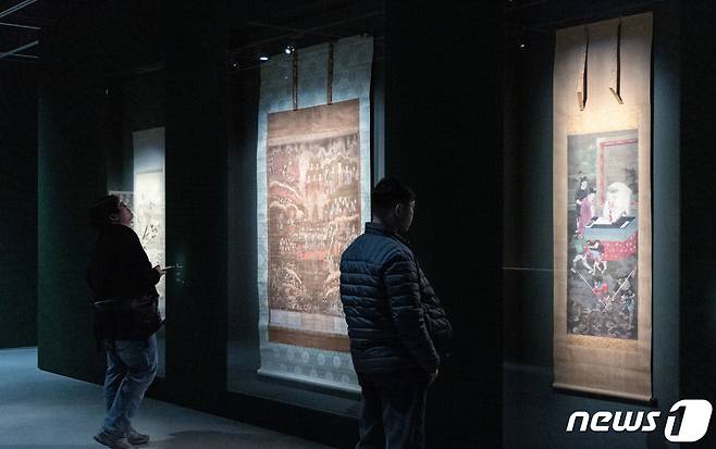 27일 오후 경기도 용인시 처인구 호암미술관에서 열린 '진흙에 물들지 않는 연꽃처럼'을 찾은 관람객들이 전시물을 살펴보고 있다. 2024.3.27/뉴스1 ⓒ News1 이재명 기자