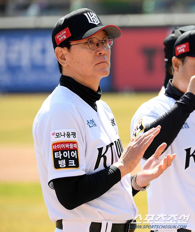 23일 수원 KT위즈파크에서 열린 KT 위즈와 삼성 라이온즈의 경기. KT 이강철 감독이 경기를 준비하고 있다. 수원=박재만 기자pjm@sportschosun.com/2024.03.23/