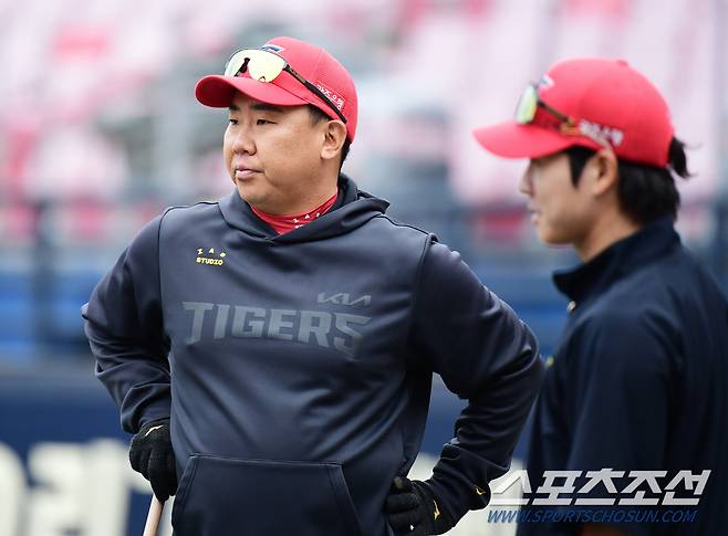 27일 광주 기아챔피언스필드에서 열린 KBO리그 KIA-롯데 경기. 선수들의 훈련을 돕는 KIA 이범호 감독. 광주=송정헌 기자songs@sportschosun.com/2024.03.27/