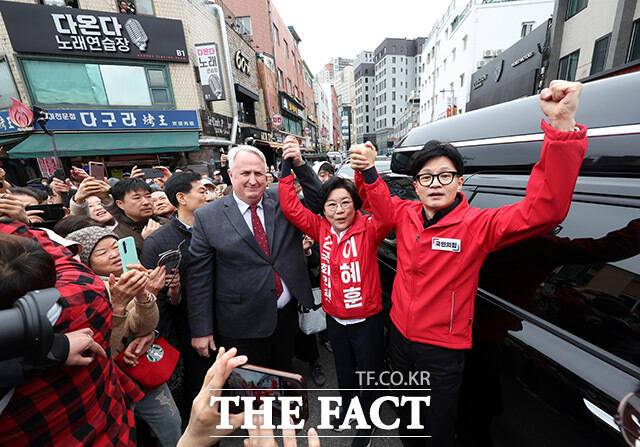 한동훈 국민의힘 비상대책위원장 역시 25일 '타당 후보자를 위한 선거운동 금지 위반'으로 고발당했다. 같은날 오전 서울 중구 퇴계로 신당동 떡볶이타운에서 인요한 국민의미래 선거대책위원장, 이혜훈 후보와 함께 시민들에게 인사를 하고 있다. /남용희 기자