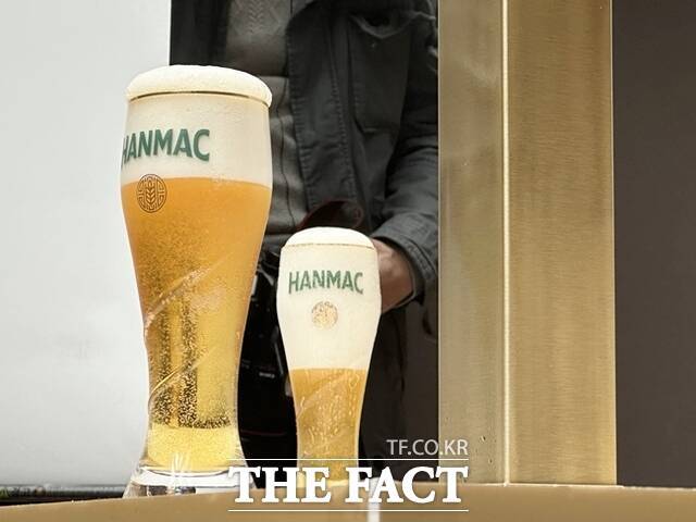 26일 서울 강남구 신사동 한 요리주점에서 '한맥 엑스트라 크리미 생' 미디어 시음회가 열리고 있다. 사진은 오비맥주가 이번에 선보인 생맥주 신제품 모습 /신사동=이중삼 기자