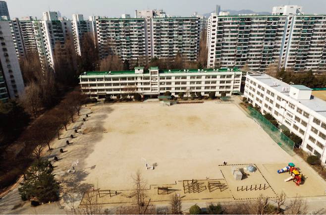 70층 재건축을 추진 중인 잠실 주공 5단지는 신천초를 품고 있는 ‘초품아’다.