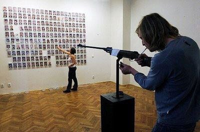 정치인들 얼굴 사진에 총 쏘기 행위예술
