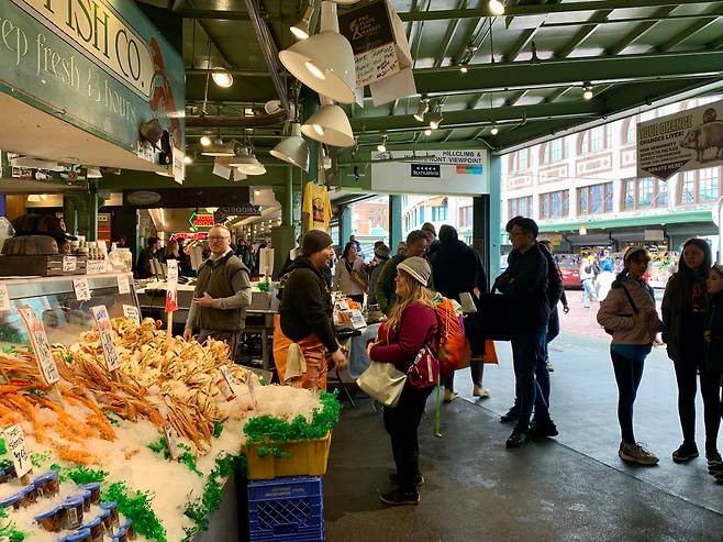 ‘파이크 플레이스 마켓’의 생선가게. 구경거리가 많고 재미있는 곳은 역시 생물시장이다. 신선하고, 오래두면 상하는, 물기가 있는 상품을 다룬다고 해서 영어로는 ‘젖은 시장(wet market)’이라고 표현한다.