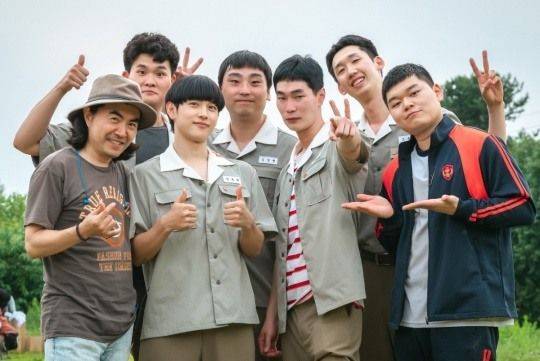 이명우 감독(맨 왼쪽)과 출연배우들. 카메라 밖에선 일진과 지질이가 모두 친구. 현실이 이랬으면… ⓒ