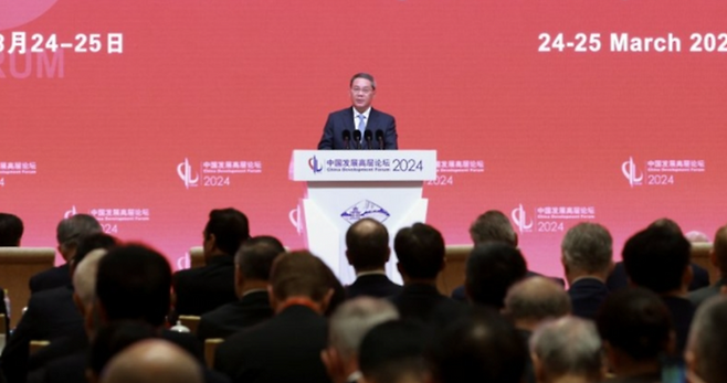 리창 중국 총리가 24일 베이징에서 개최된 중국발전포럼(CDF)에 참석해 해외 기업 대표들에게 기조연설을 하고 있다. ⓒ로이터/연합뉴스